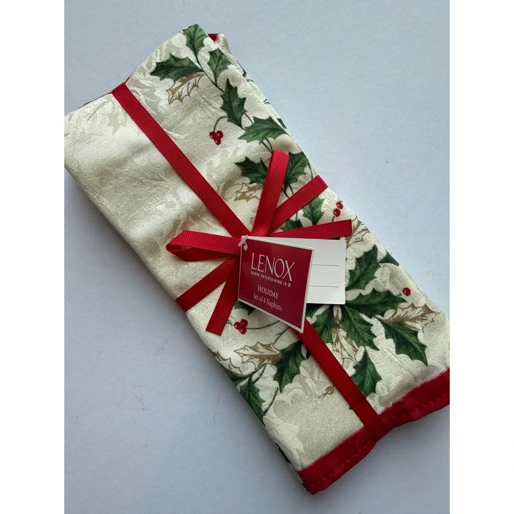 New Lenox Holiday Napkins Set of 4 Ivory Green Red Holly Damask Christmas